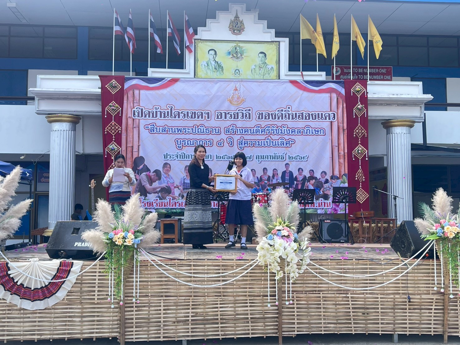 LINE_ALBUM_รับเกียรติบัตรวัดความรู้ ร.ร.ไตรเขตฯ_260304_9